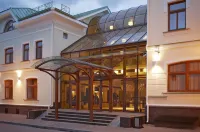 Двор Подзноева (Главный Корпус) Отели рядом с достопримечательностью «Церковь Успенья Богородицы с Пароменья»