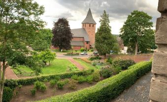 Burg Wassenberg - Housity