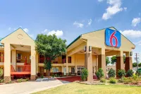 Motel 6 Arlington, TX