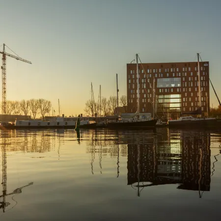 Holiday Inn - the niu, FENDER AMSTERDAM by IHG Отели рядом с достопримечательностью «Мост Питон»
