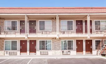 Days Inn & Suites by Wyndham Anaheim at Disneyland Park