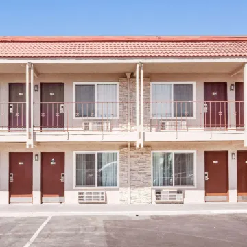 Days Inn & Suites by Wyndham Anaheim at Disneyland Park