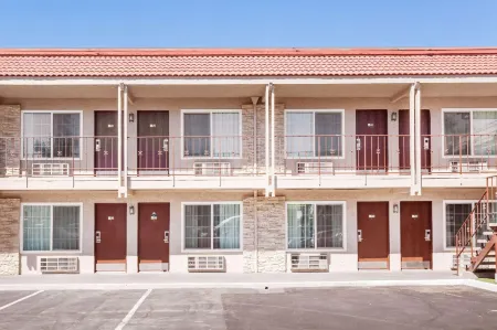 Days Inn & Suites by Wyndham Anaheim at Disneyland Park Отели рядом с достопримечательностью «Луигис Ролликин Роудстерс»