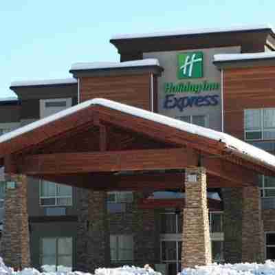 Holiday Inn Express Golden-Kicking Horse Hotel Exterior