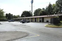 Knights Inn Battle Creek - parking