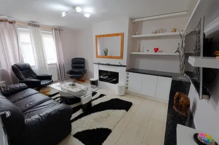 Isleworth - Apt - Stay 4 - Parking - Riverside Отели рядом со станцией Feltham