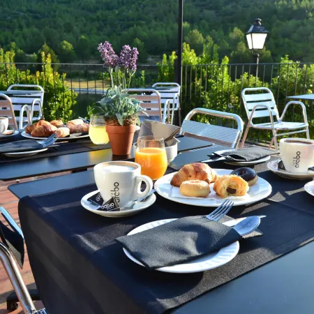 La Figuerola Hotel & Restaurant Отели рядом с достопримечательностью «Пляж Кала-Бот»