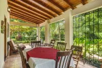 Guacamaya Lodge Hotels in Emerald Woods