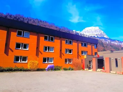 Ibis Sallanches Porte du Mont-Blanc Hotel dekat Ferme de l'Aberieux