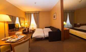 a hotel room with two beds , one on the left and one on the right side of the room at Best Western Park Hotel