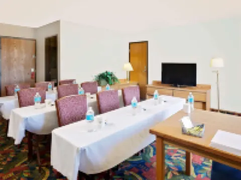 Super 8 by Wyndham Marshall Hotels in Saline County