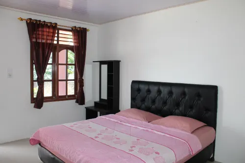 Barbara Hotel, Right at Lake Toba