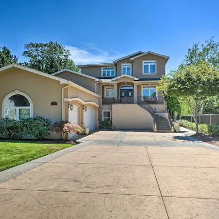 Luxe Getaway w/ Riverfront Views in Grants Pass!
