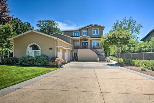 Luxe Getaway w/ Riverfront Views in Grants Pass! - balcony