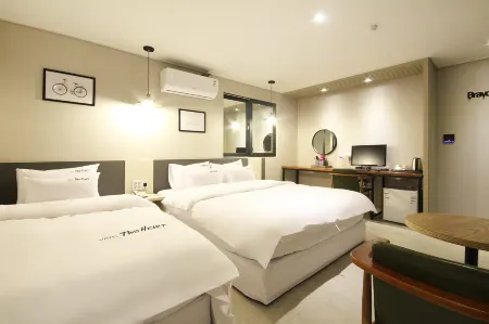 Changwon Jinhae Hotel Two Heart Отели рядом с достопримечательностью «Yeojwacheon Stream»