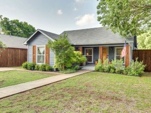 Pecan Blue Frisco Rental: Private Yard & Hot Tub