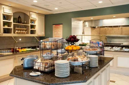 Hilton Garden Inn Ridgefield Park Отели в г. Тинек