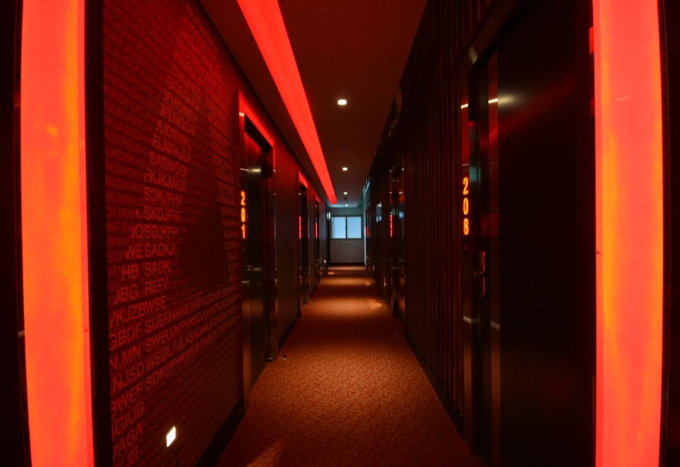 모텔앤의 깔끔하게 정돈된 침대와 객실 전경