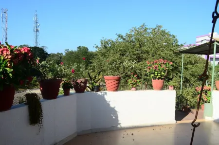 Gurudev Chaya Guest House Отели в г. Дхекал