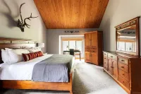 Skylight by AvantStay Elevated Mountain Home w Hot Tub, Billiards, Large Patio