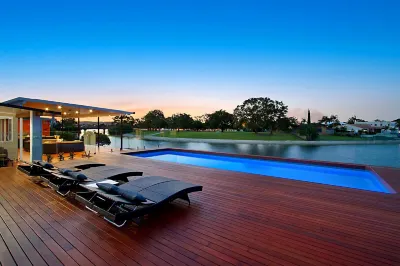 Luxico Whitehaven (Heated Pool) Hotels near Valentino Gold Coast David Jones