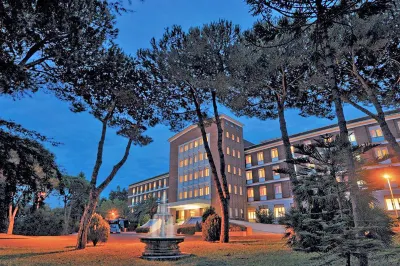 Ele Green Park Hotel Pamphili Hotel dekat Vila Carpegna