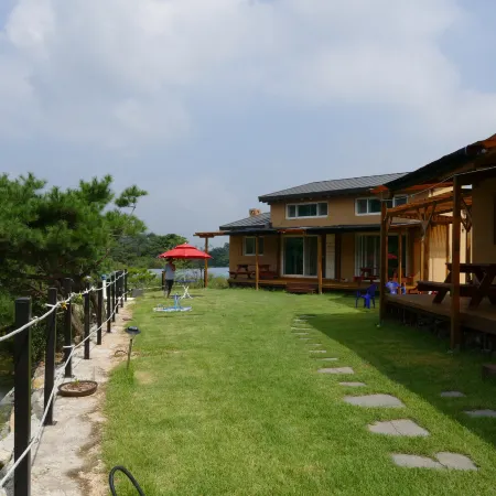 Sangju Yeoyurounhwangtojib Pensyeon