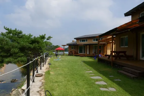 Sangju Yeoyurounhwangtojib Pensyeon - parking