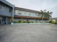 Super OYO 1844 Bravo Residence Hotels in Beluluk