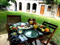 Sarnich Cave Suites - breakfast