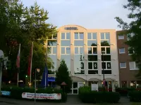 Hotel am Berliner Platz Hotels in Лангенфельд