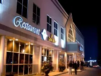 Hotel & Suites le Dauphin Drummondville Hotels in Драммонвіль