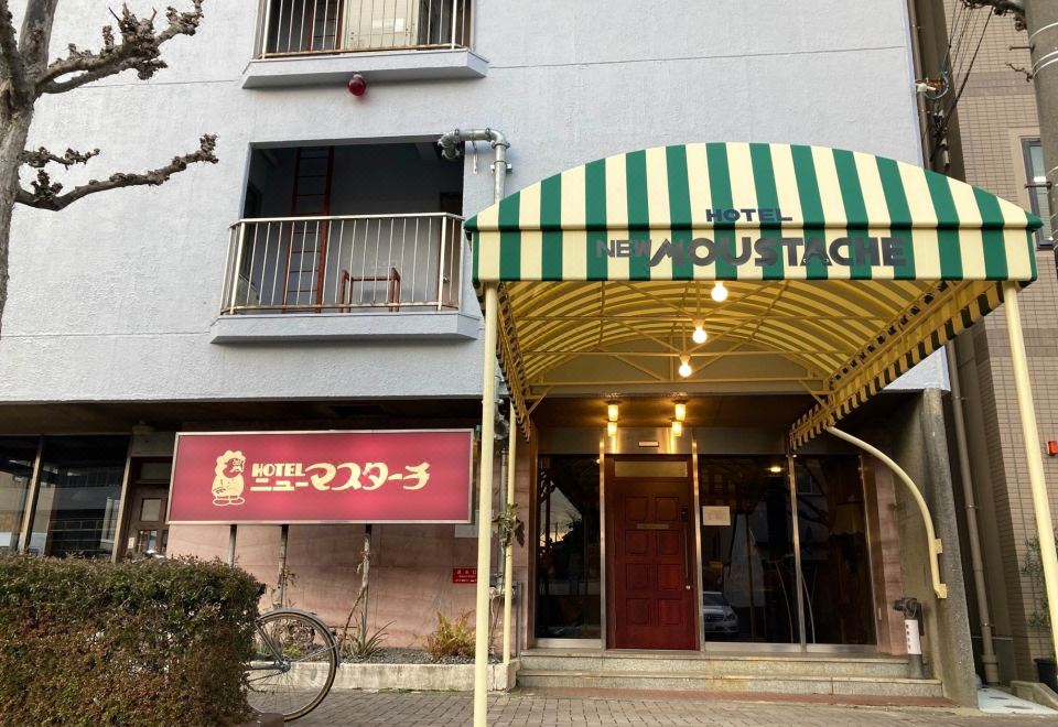 Hotel New Moustache의 외부 모습