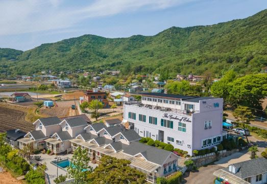 Ganghwa Hi Mom Kids Spa Pension Yellow - Housity