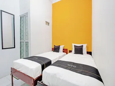 Super OYO Capital O 94297 Hotel New Tirken فنادق في East Tegal