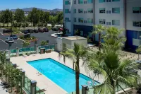Element Ontario - Rooftop Pools