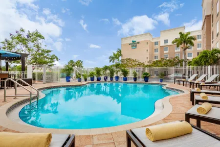 Homewood Suites by Hilton Fort Myers Airport/FGCU Отели рядом с достопримечательностью «Галф Кост Таун Сентер»