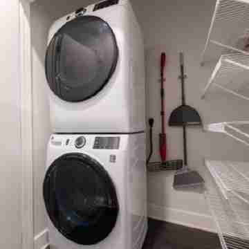 Cozysuites l Modern 1BR in Downtown Cincinnati Others