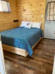 Beautiful 2 bedroom cabin with amazing lake views