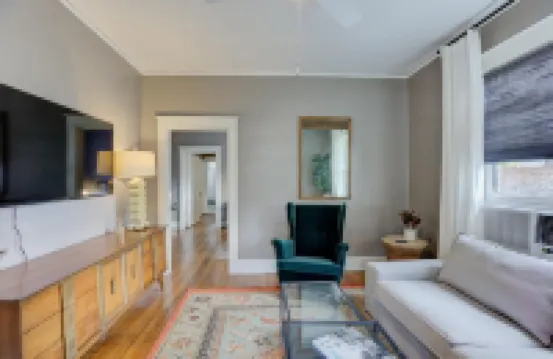 Stylish Vintage Apartment in Midtown Close to All!