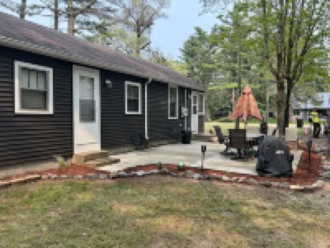 In the Heart of Hatfield- Direct access to ATV trail,  Also great for family's โรงแรมในJackson County