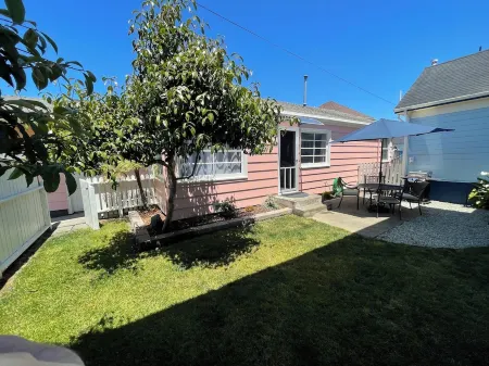 Cheerful Two Bedroom Bungalow Newly Remodeled! Arcade games, Air Hockey Table. Отели рядом с достопримечательностью «Секвойя Парк Гарден»