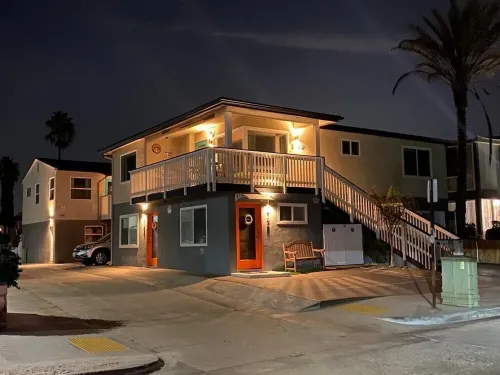 30’ From Sand- Studio Full Bath/Kitchen/In-Unit Laundry & Garage