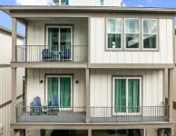 One Q-ute Cottage : Beach and Bay Retreat w/ Pool Gulf Shores Public Beach附近的飯店