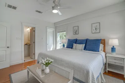 On Main St! Private Heated pool, Golf cart included, Sleeps 10