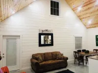 Knotty Squirrel Unit 3 Multibedroom Suite