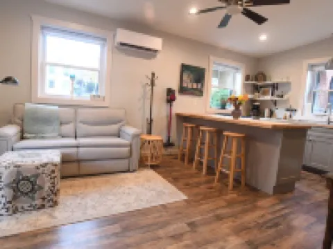 Newly renovated studio Apartment in Downtown Lexington. 5 min walk to W&L or VMI Hotels in Lexington