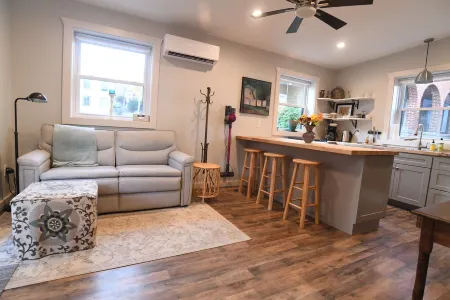 Newly renovated studio Apartment in Downtown Lexington. 5 min walk to W&L or VMI