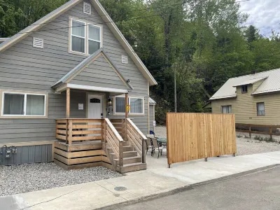 Cheerful 5 Bed/2 Bath Home < 3 blocks to Downtown