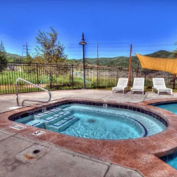 Top-Floor Condo w/ Mountain Views, Loft, Heated Garage – Sleeps 5